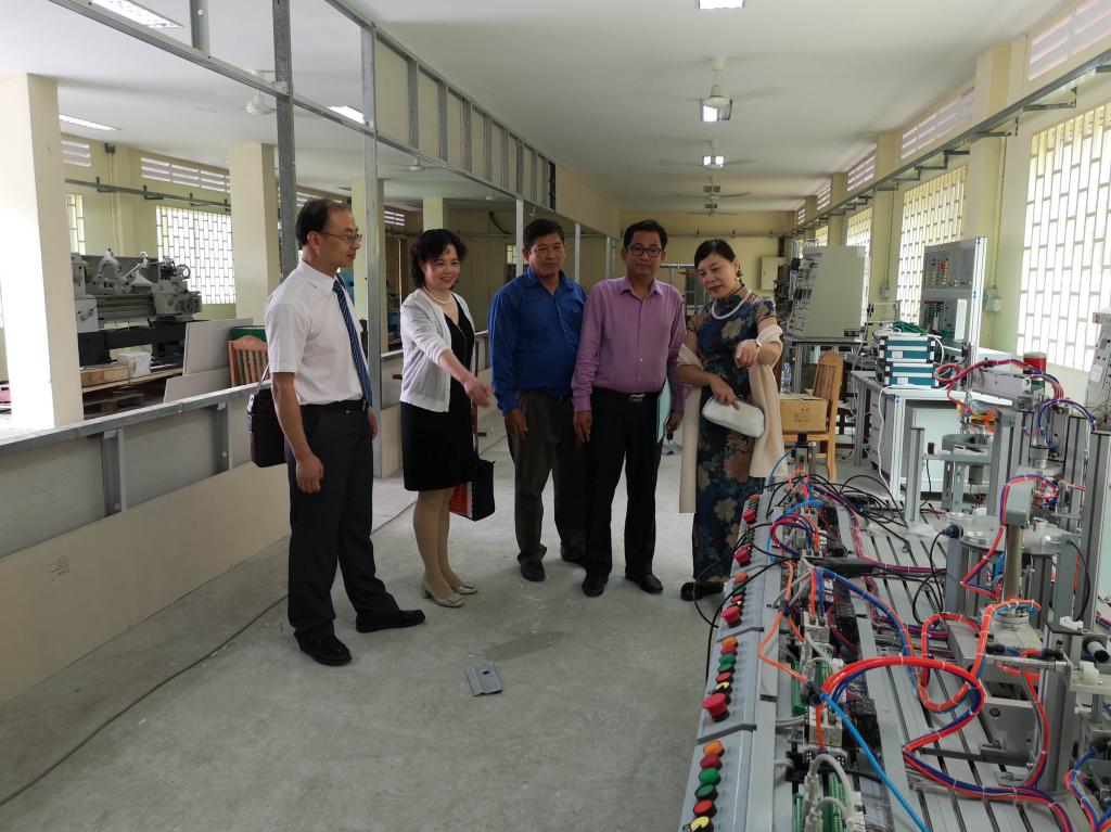 参观柬埔寨工业技术学院实训室